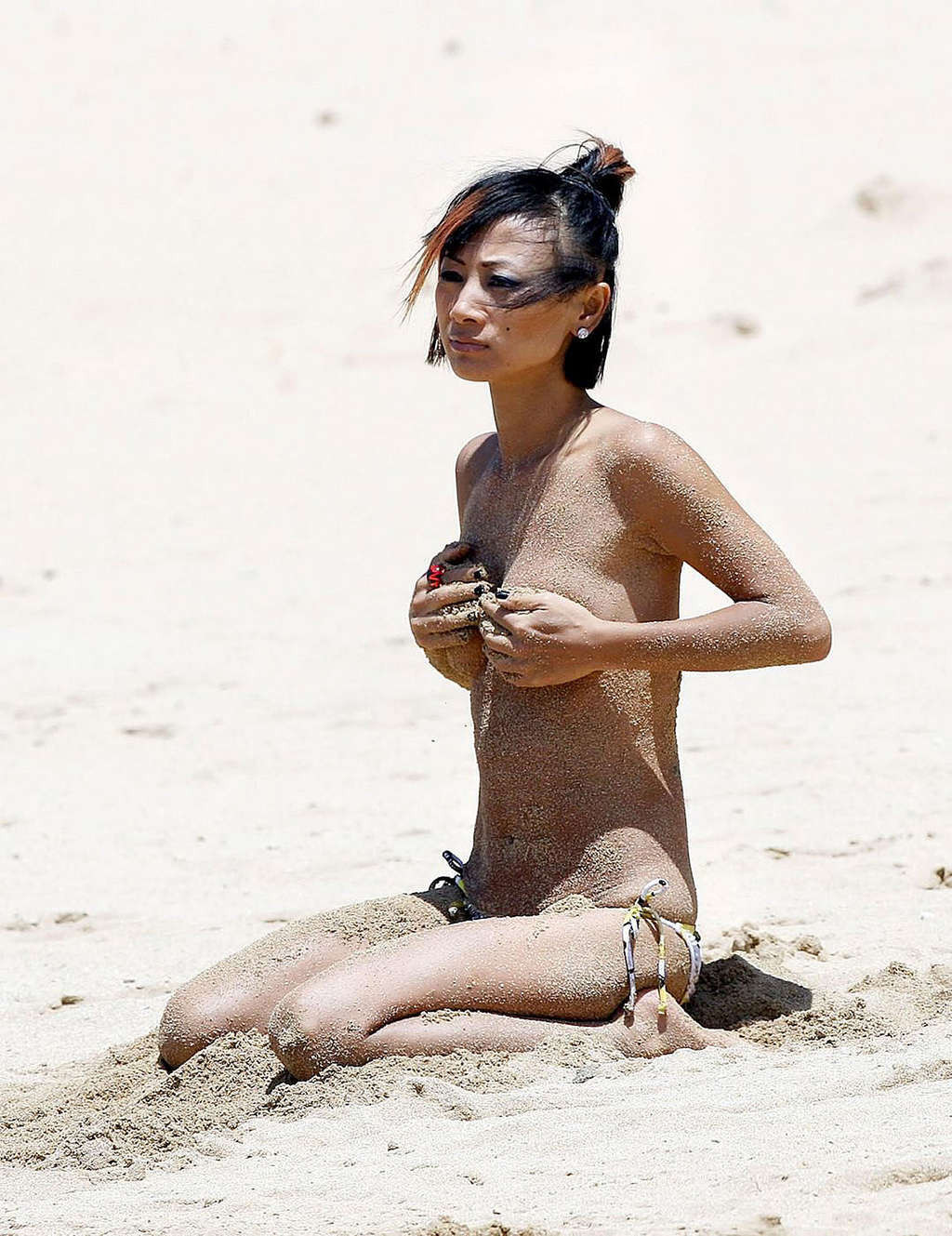 Bai ling exposant ses jolis petits seins et son téton glissant sur des photos paparazzi #75375440