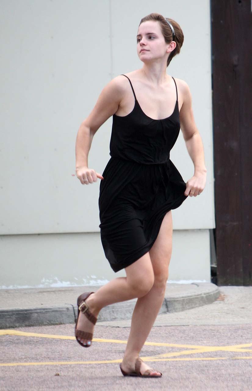 Emma Watson : photos paparazzi sexy et chaudes avec jupe relevée.
 #75293200