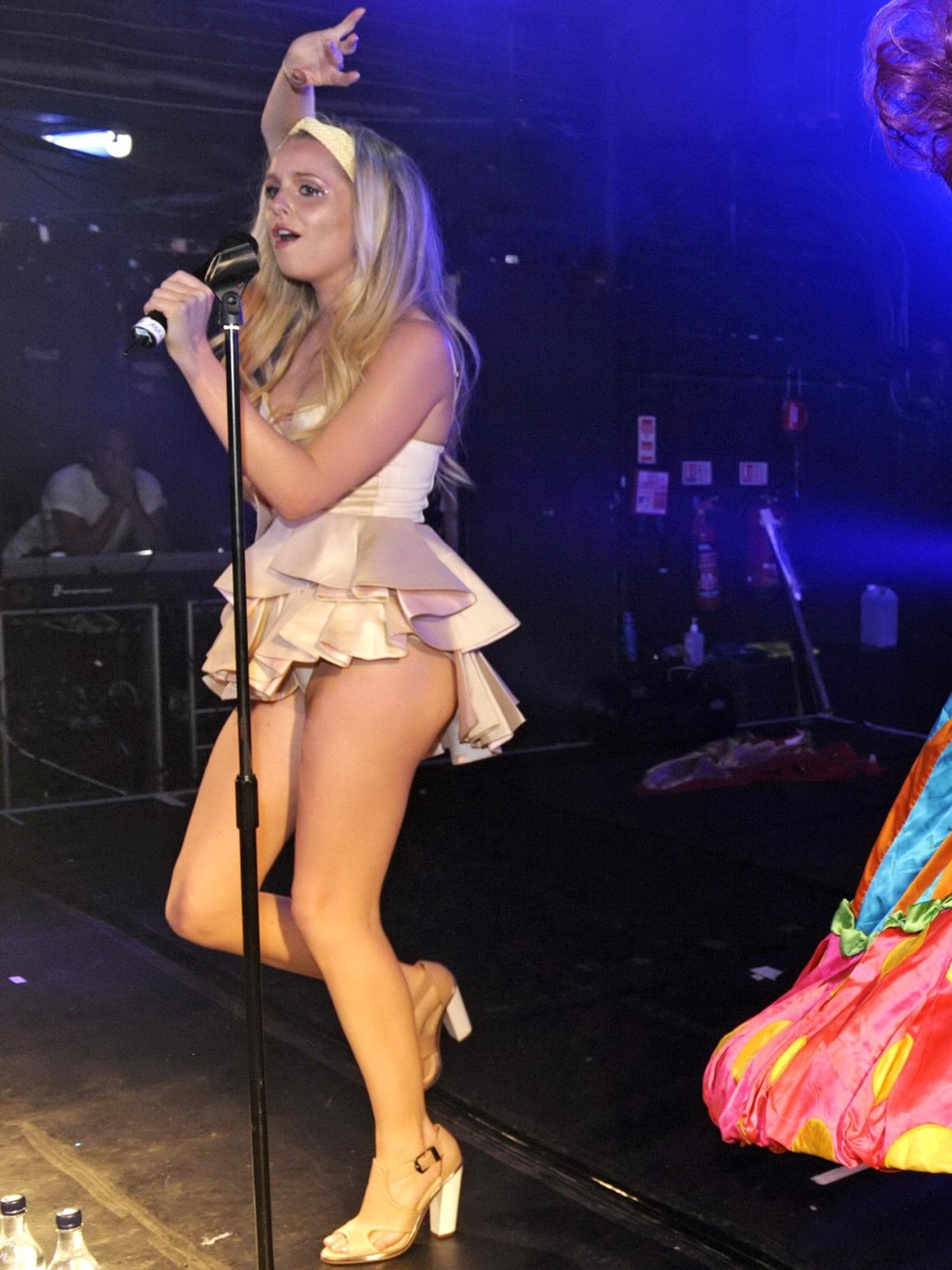 Diana Vickers im Upskirt beim Auftritt im "G-A-Y"-Nachtclub in London
 #75222731