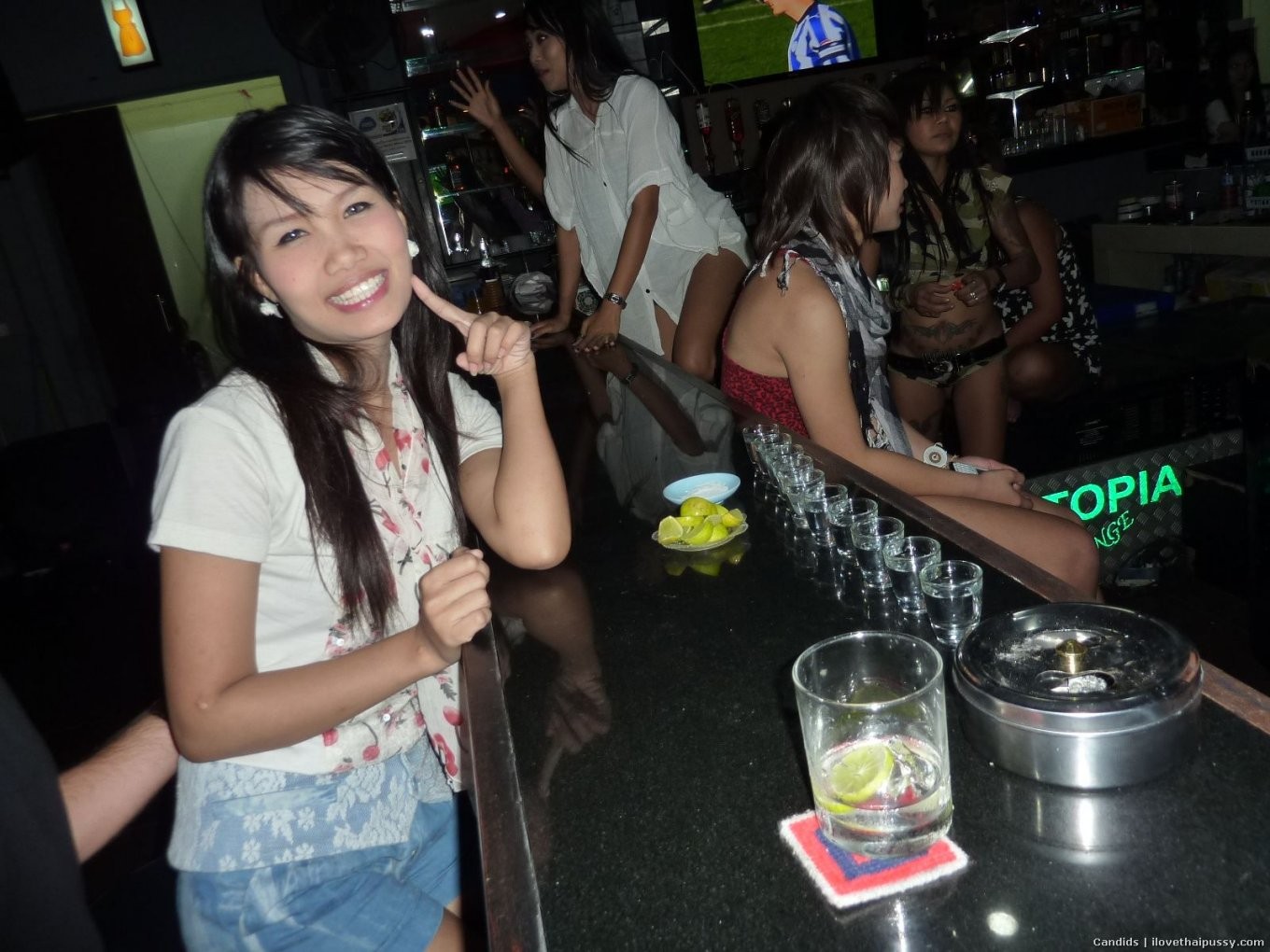 Heiße thailändische Huren lieben lecken Sex Tourist Arschlöcher für Geld asiatischen Hintern Liebhaber
 #67941125