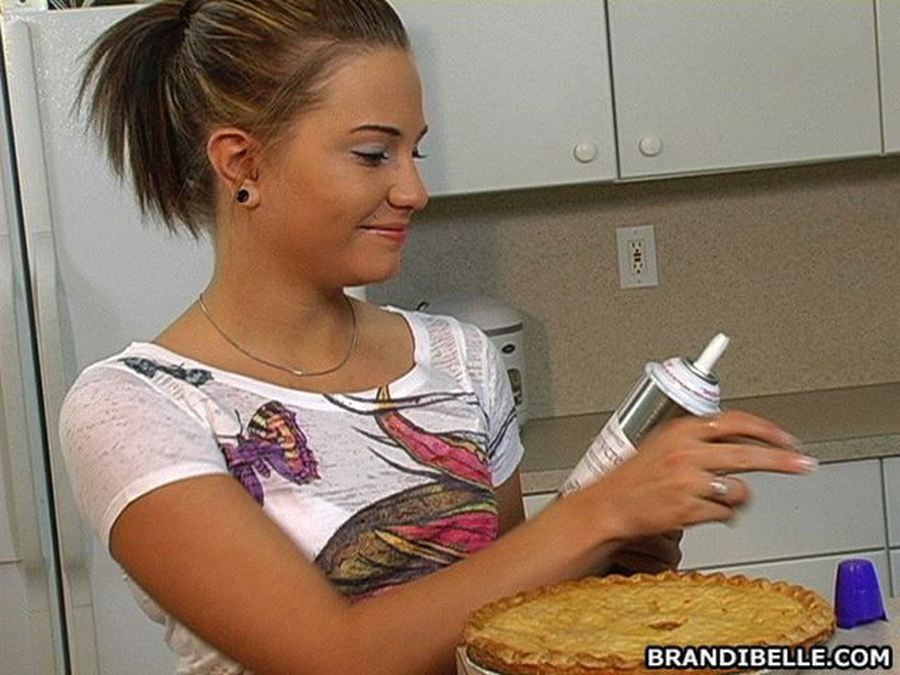 La teenager sgualdrina brandi belle si è sbattuta mentre preparava una torta
 #74163857