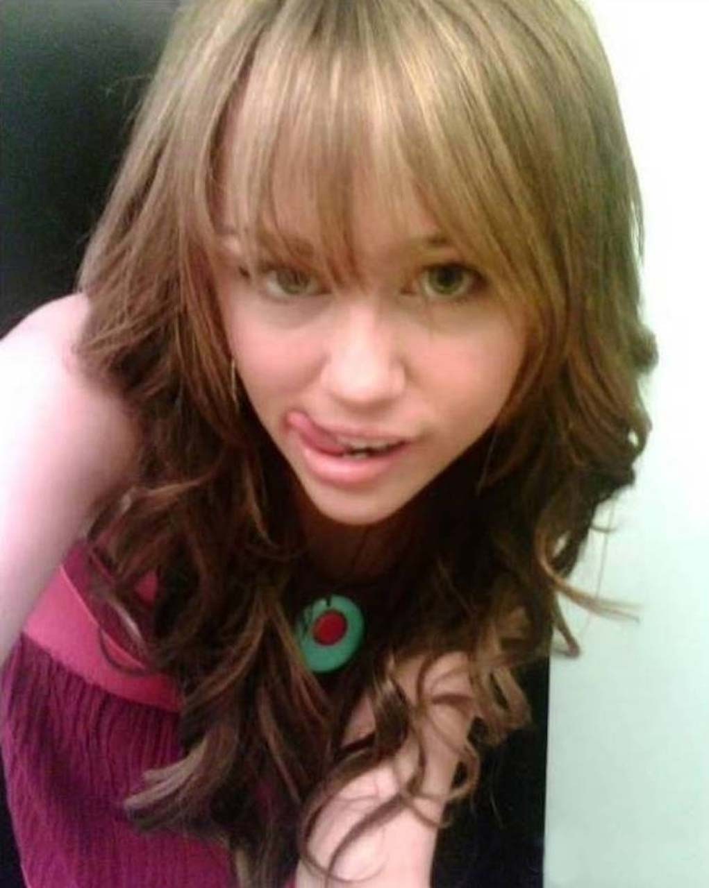 Miley Cyrus sieht verdammt heiß und sexy auf ihren neuen durchgesickerten Fotos aus
 #75308269