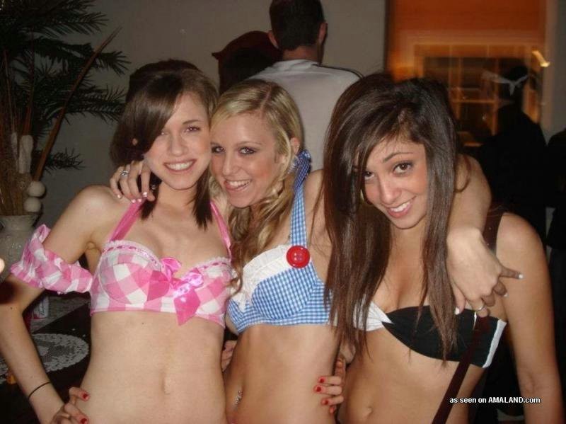 Fines amies amatrices chaudes et perverses en bikini
 #67195941