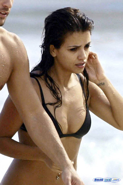 Adorable actrice brune penelope cruz expose ses seins
 #75407734