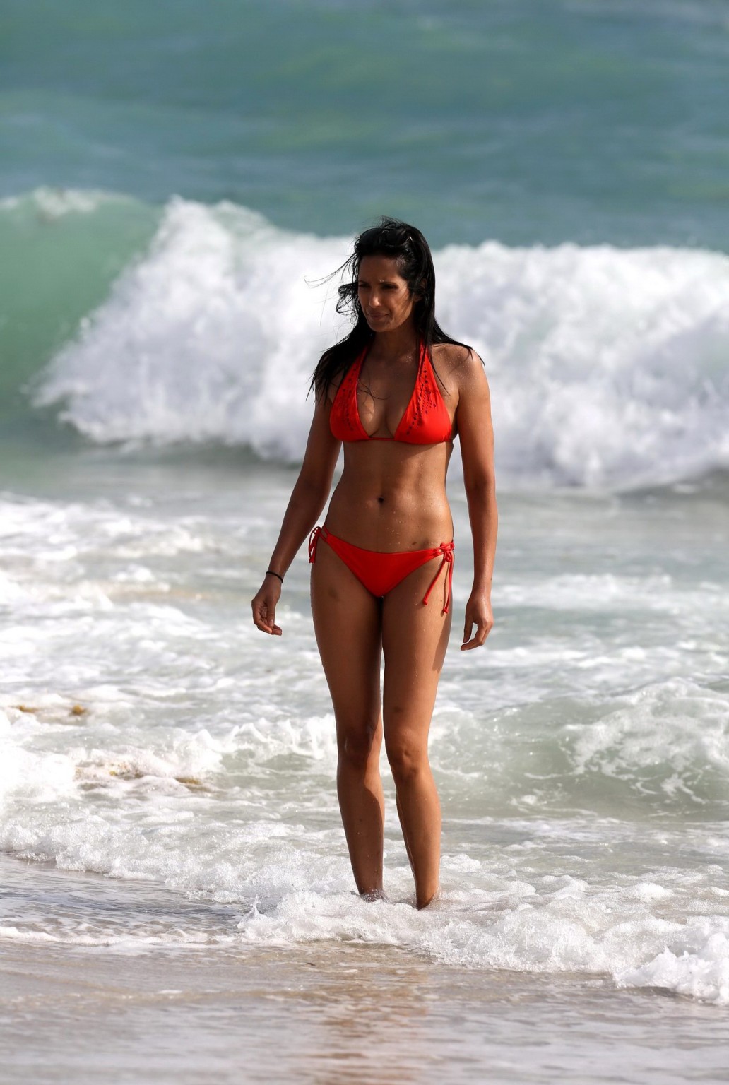 Busty Padma Lakshmi indossa un bikini arancione a Miami
 #75210691