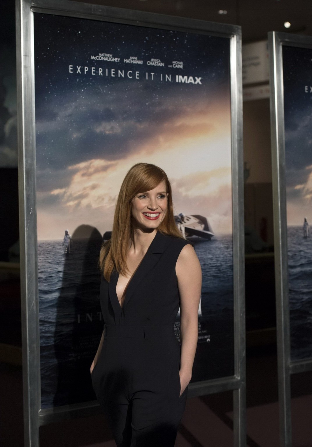 Jessica chastain mostra enorme scollatura indossando una tuta nera a interstellar pr
 #75181524