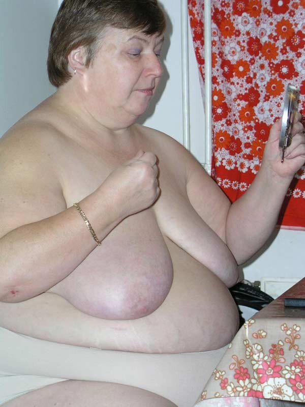 Vieja gorda mostrando su enorme cuerpo desnudo
 #75568128
