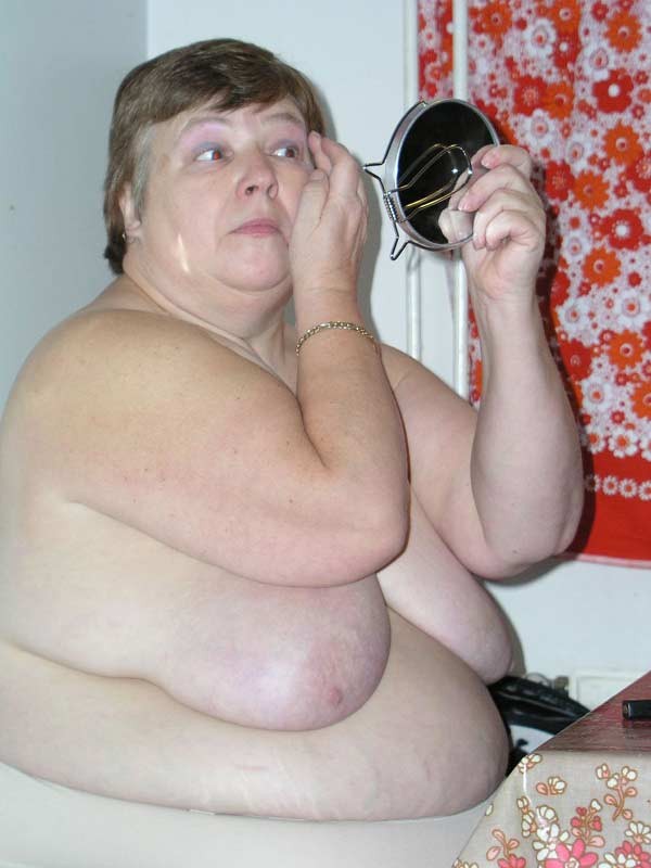 Grande nonna grassa che mostra il suo enorme corpo nudo
 #75568141