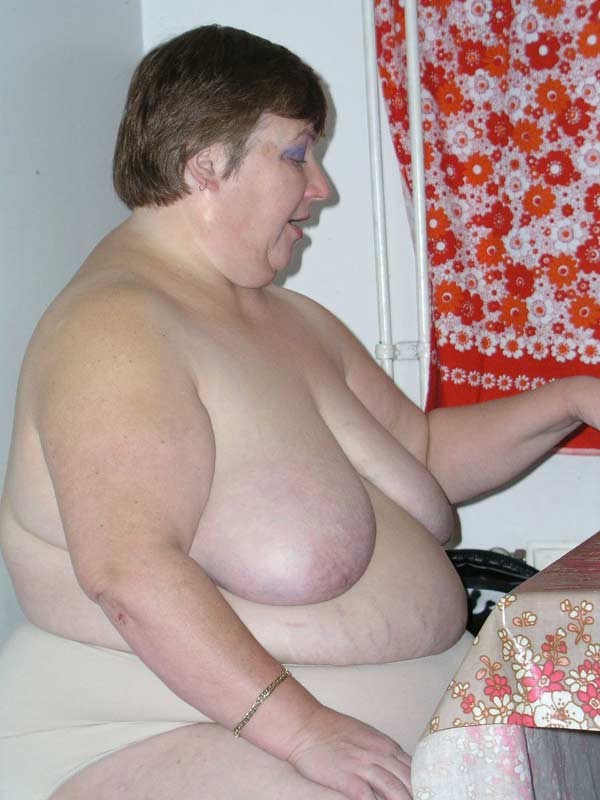 Grande nonna grassa che mostra il suo enorme corpo nudo
 #75568156