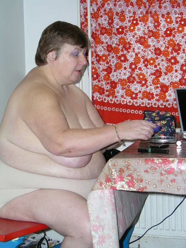 Grande nonna grassa che mostra il suo enorme corpo nudo
 #75568163