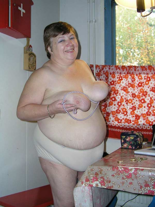 Grande nonna grassa che mostra il suo enorme corpo nudo
 #75568182