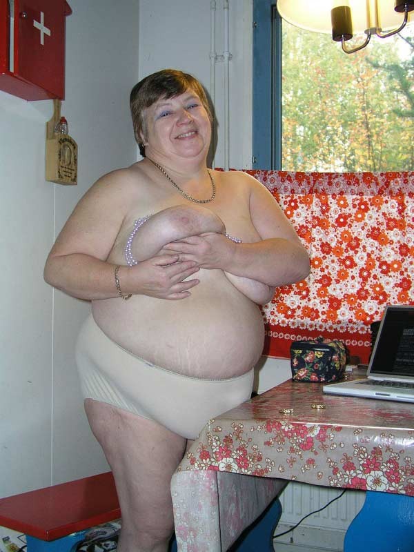 Grande nonna grassa che mostra il suo enorme corpo nudo
 #75568189