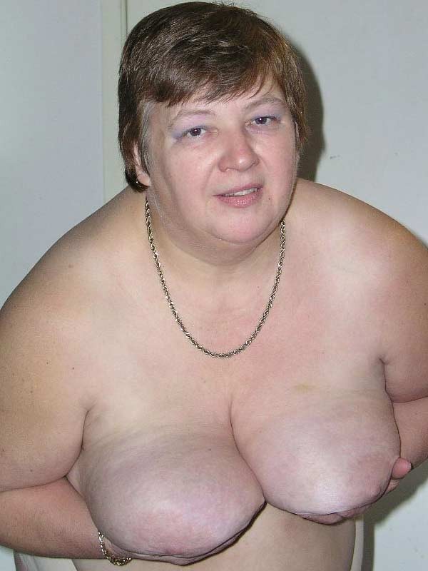 Grande nonna grassa che mostra il suo enorme corpo nudo
 #75568219