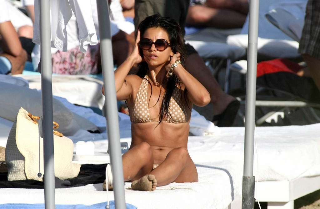Monica cruz montrant son cul fantastique en bikini et ses gros seins en paparazzi #75336473
