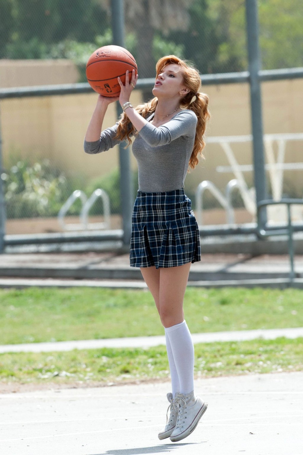 Bella thorne che gioca a basket in un vestito da scolaretta sul set di mostly ghos
 #75200737