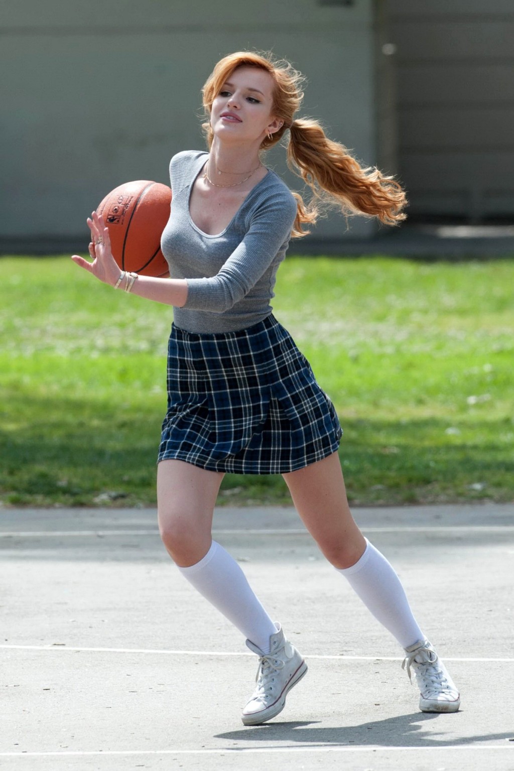 Bella thorne che gioca a basket in un vestito da scolaretta sul set di mostly ghos
 #75200783