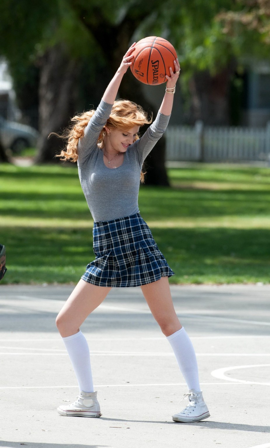 Bella thorne che gioca a basket in un vestito da scolaretta sul set di mostly ghos
 #75200786