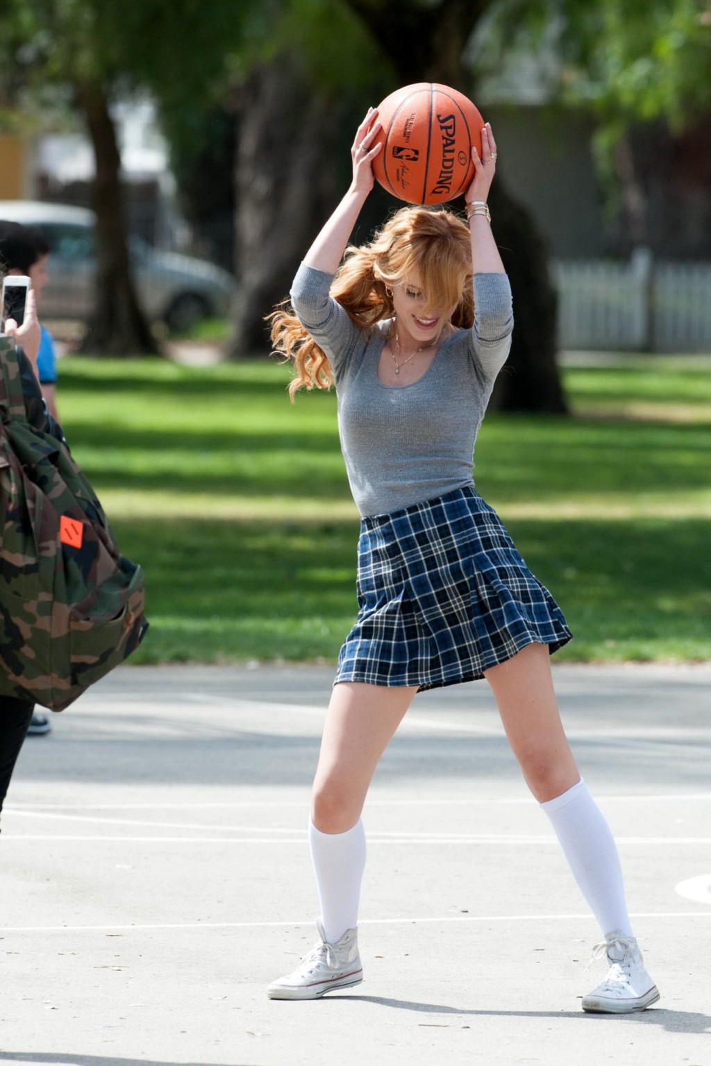 Bella thorne che gioca a basket in un vestito da scolaretta sul set di mostly ghos
 #75200791