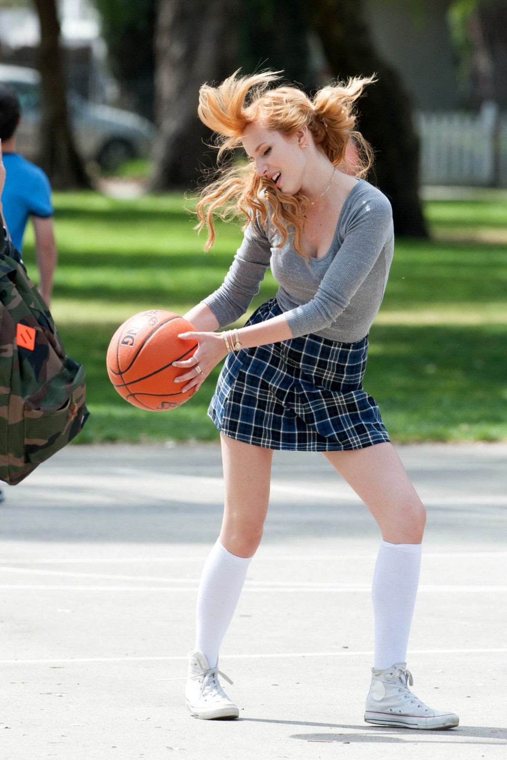 Bella thorne che gioca a basket in un vestito da scolaretta sul set di mostly ghos
 #75200795