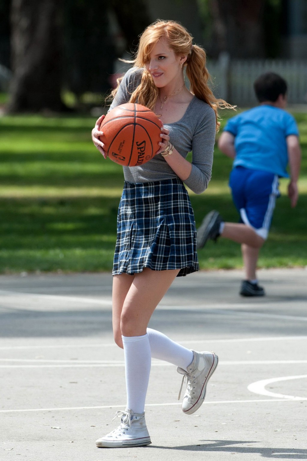 Bella thorne jugando al baloncesto con un traje de colegiala en el set de mostly ghos
 #75200798