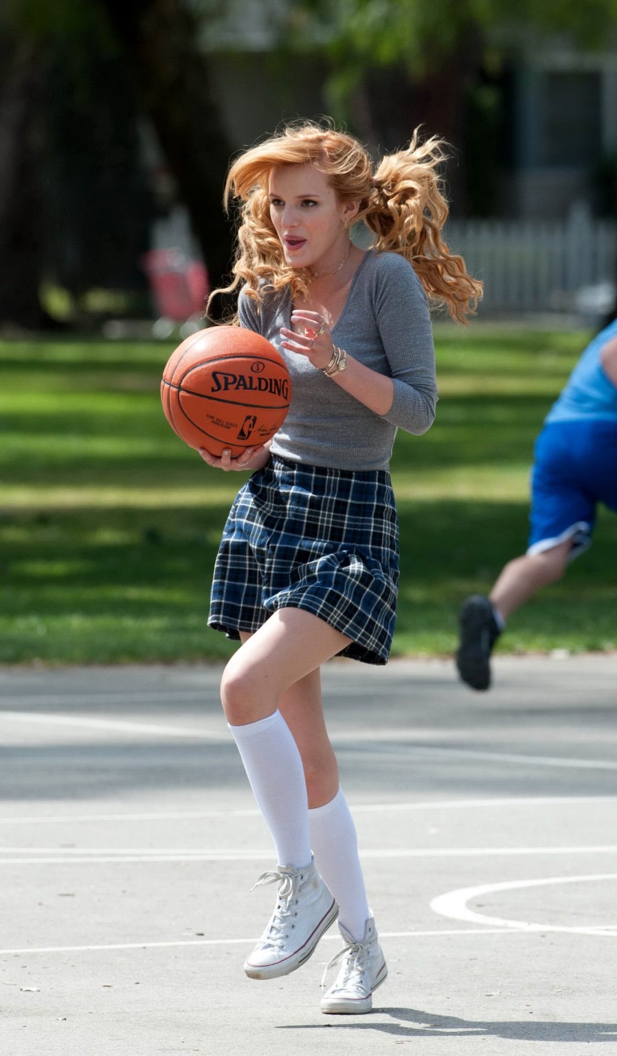 Bella thorne che gioca a basket in un vestito da scolaretta sul set di mostly ghos
 #75200801