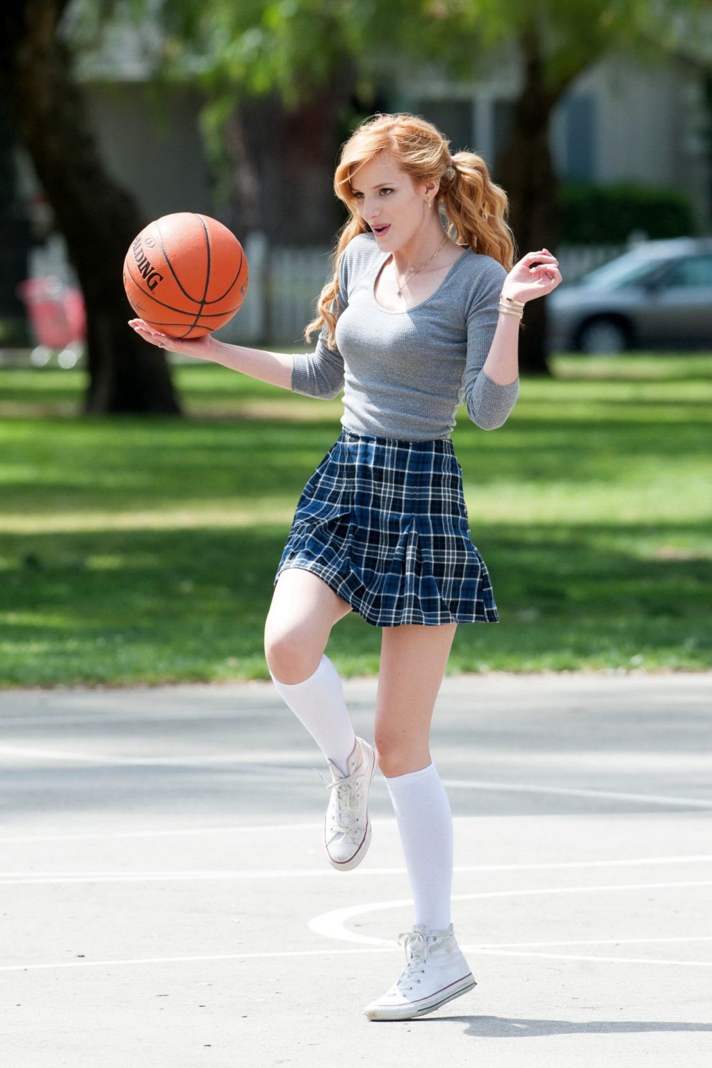 Bella thorne che gioca a basket in un vestito da scolaretta sul set di mostly ghos
 #75200811