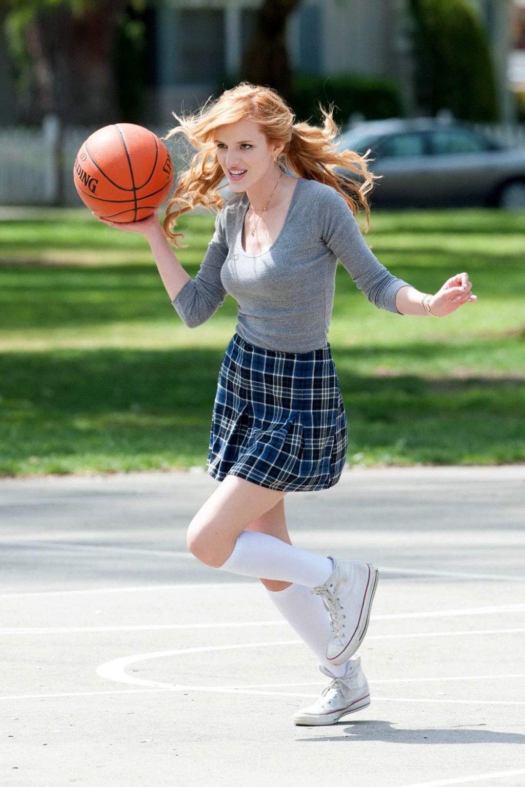 Bella thorne che gioca a basket in un vestito da scolaretta sul set di mostly ghos
 #75200817