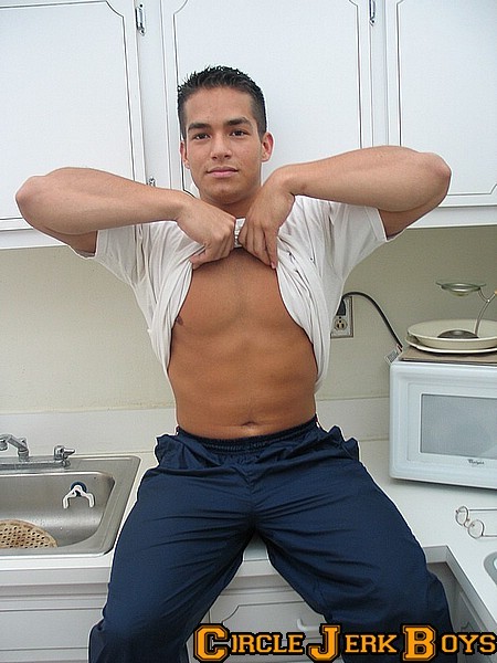 Hunk mit fester Brust in seinen Boxershorts
 #77001714