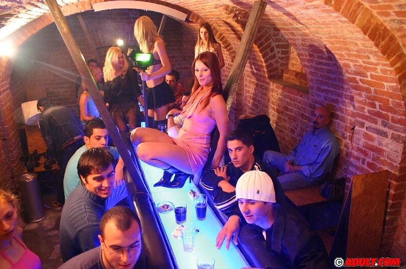 After-Hour-Party an der Bar verwandelt sich in eine riesige Orgie
 #70671747
