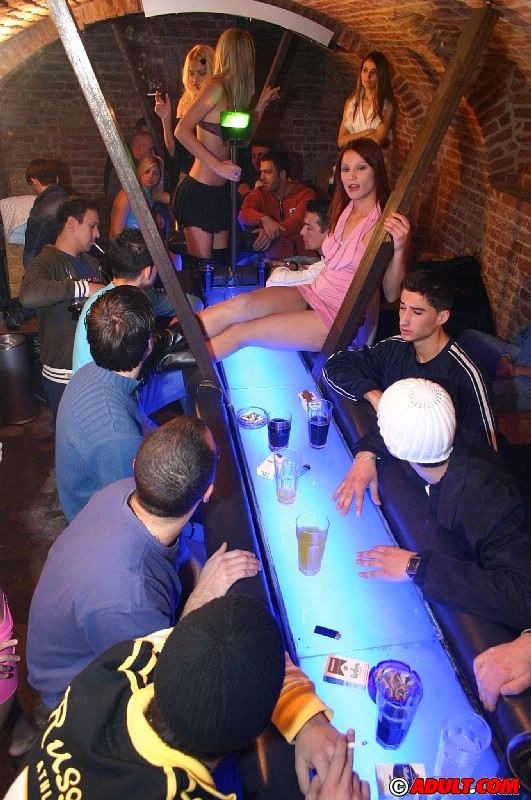 After-Hour-Party an der Bar verwandelt sich in eine riesige Orgie
 #70671752