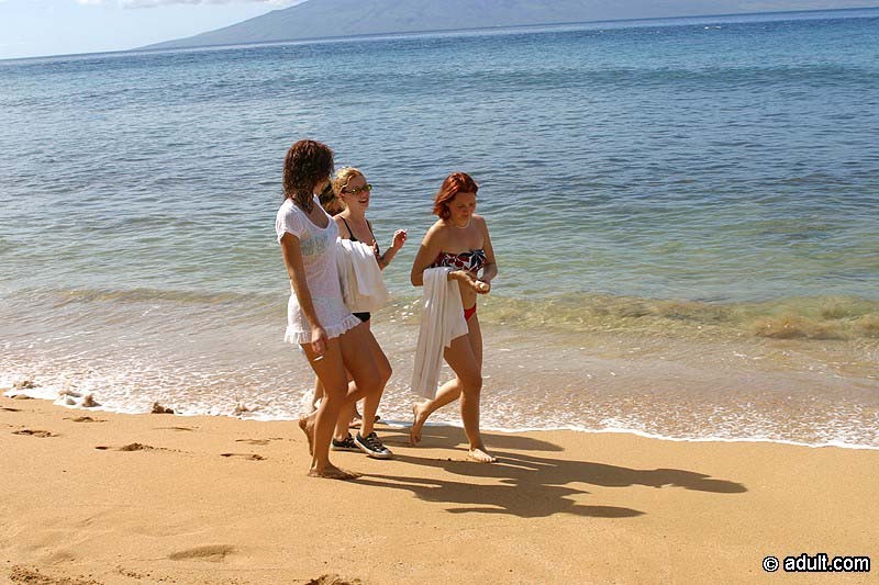 Beautiful nudist dykes having a steamy foursome on the beach #72314172