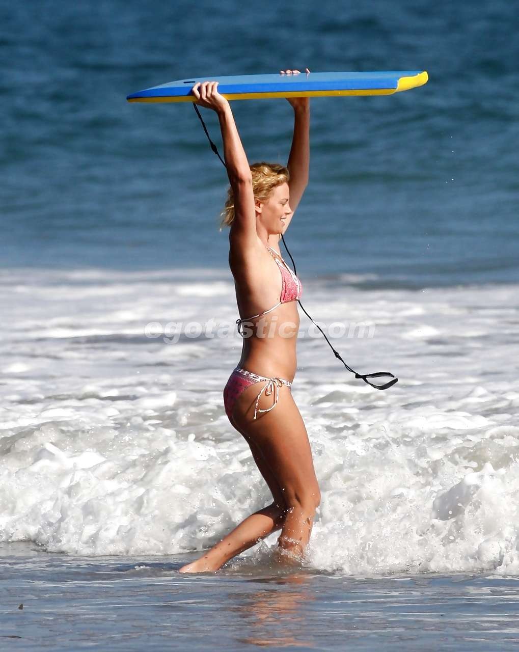 Charlize theron s'amuse à jouer en bikini sur une plage photos paparazzi
 #75297135