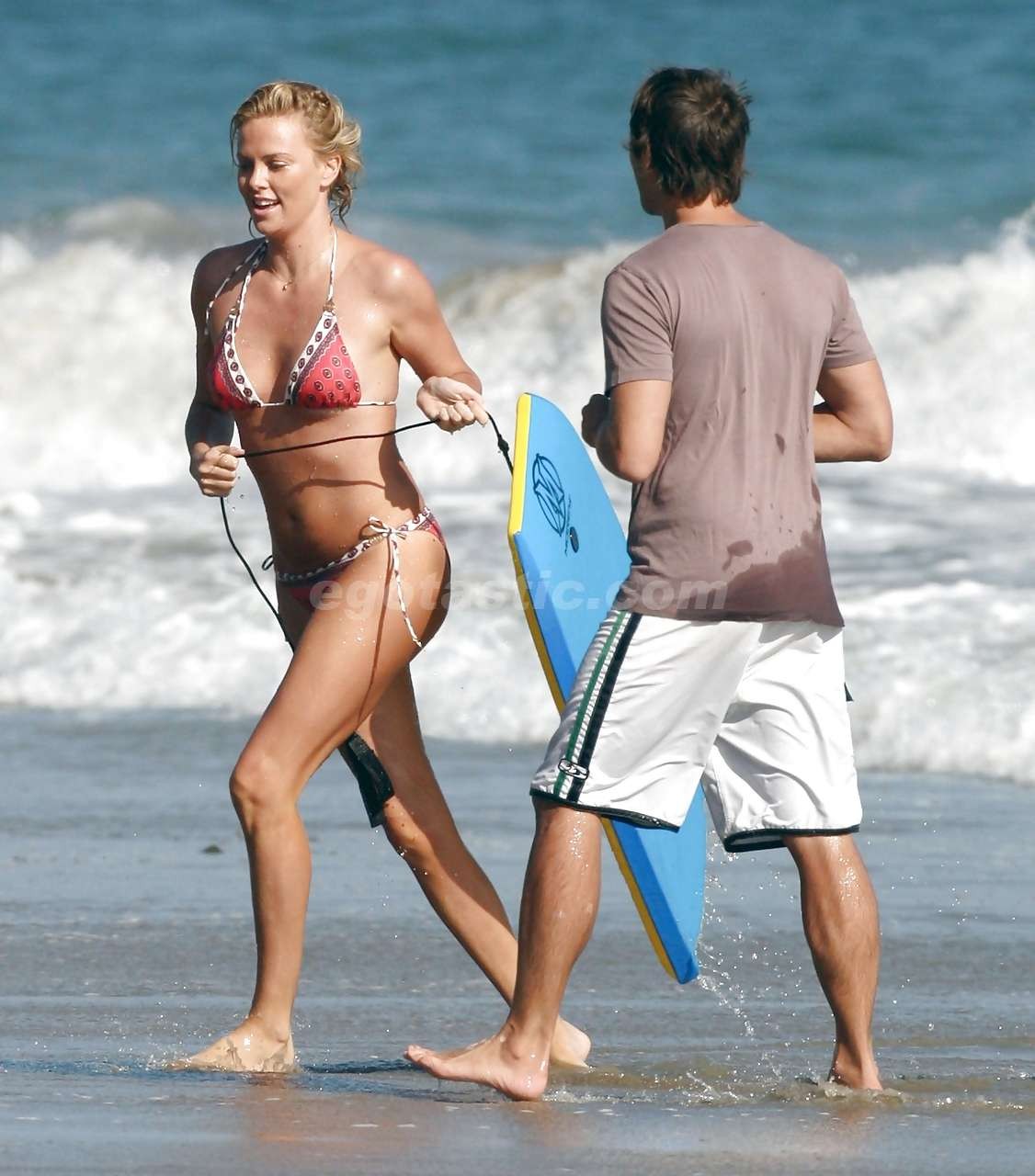 Charlize theron genießt im Bikini am Strand Paparazzi-Bilder
 #75297246