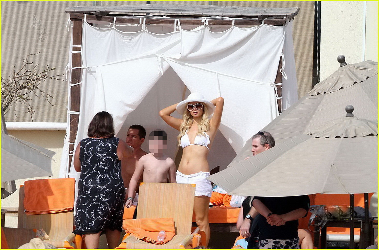 Paris Hilton porte un bikini blanc sexy avec un short transparent à la plage de Cabo. 
 #75322598