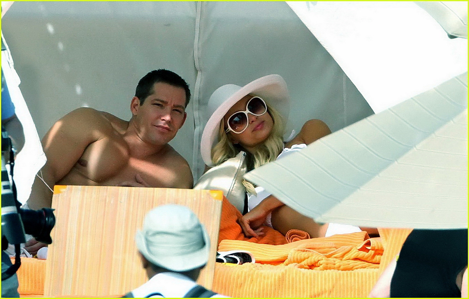 Paris Hilton porte un bikini blanc sexy avec un short transparent à la plage de Cabo. 
 #75322631