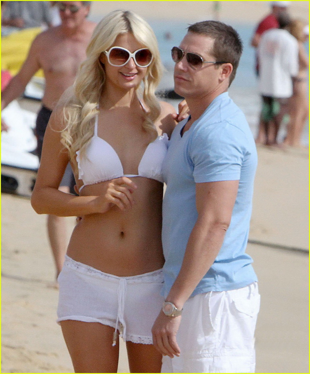 Paris Hilton porte un bikini blanc sexy avec un short transparent à la plage de Cabo. 
 #75322636