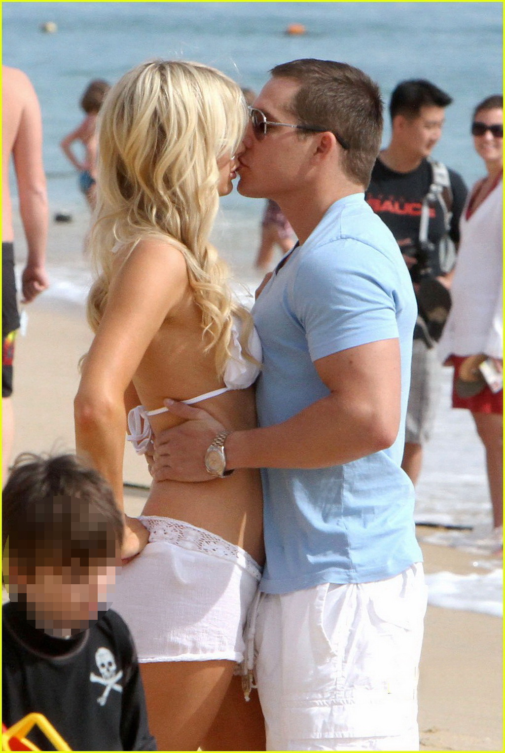 Paris Hilton porte un bikini blanc sexy avec un short transparent à la plage de Cabo. 
 #75322647