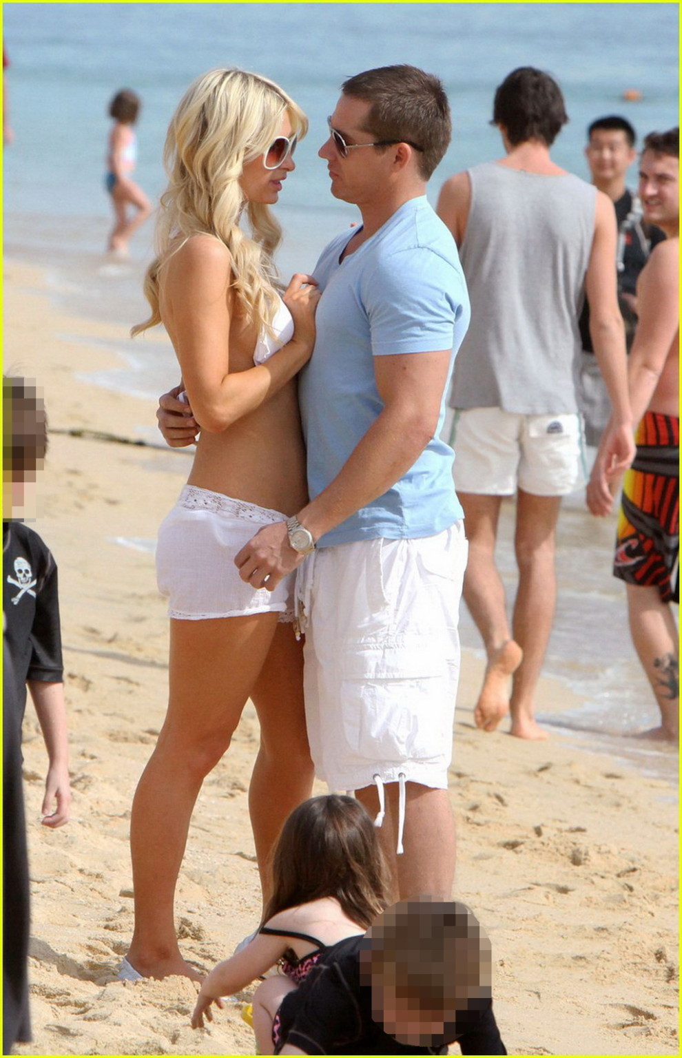 Paris Hilton porte un bikini blanc sexy avec un short transparent à la plage de Cabo. 
 #75322660