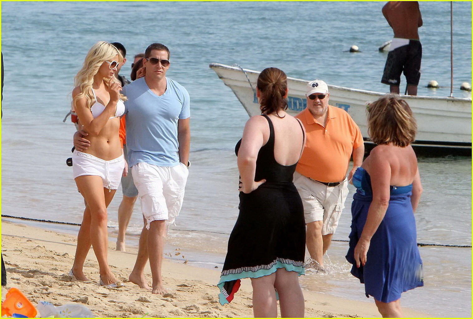 Paris Hilton porte un bikini blanc sexy avec un short transparent à la plage de Cabo. 
 #75322678