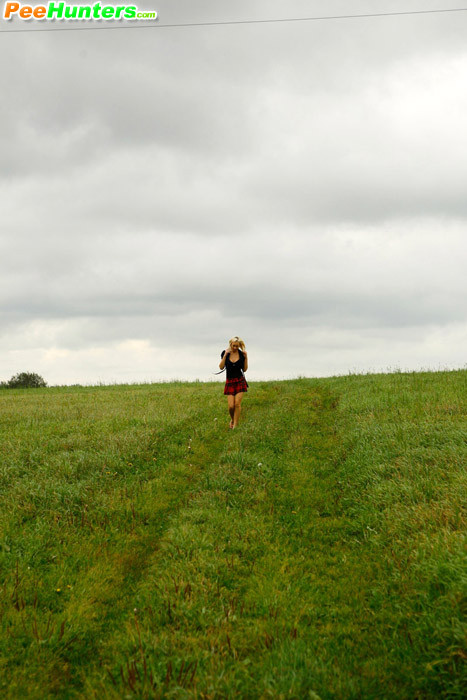Rubia tetona y hermosa filmada orinando en un campo
 #78691091