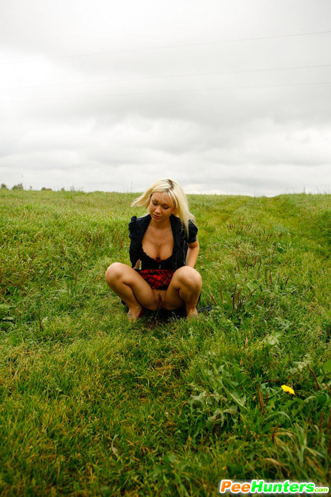 Magnifique blonde à forte poitrine filmée en train de pisser dans un champ.
 #78691149
