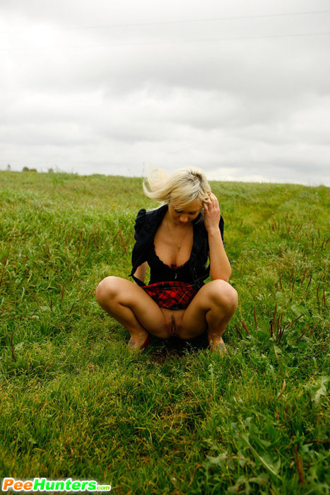 Magnifique blonde à forte poitrine filmée en train de pisser dans un champ.
 #78691196