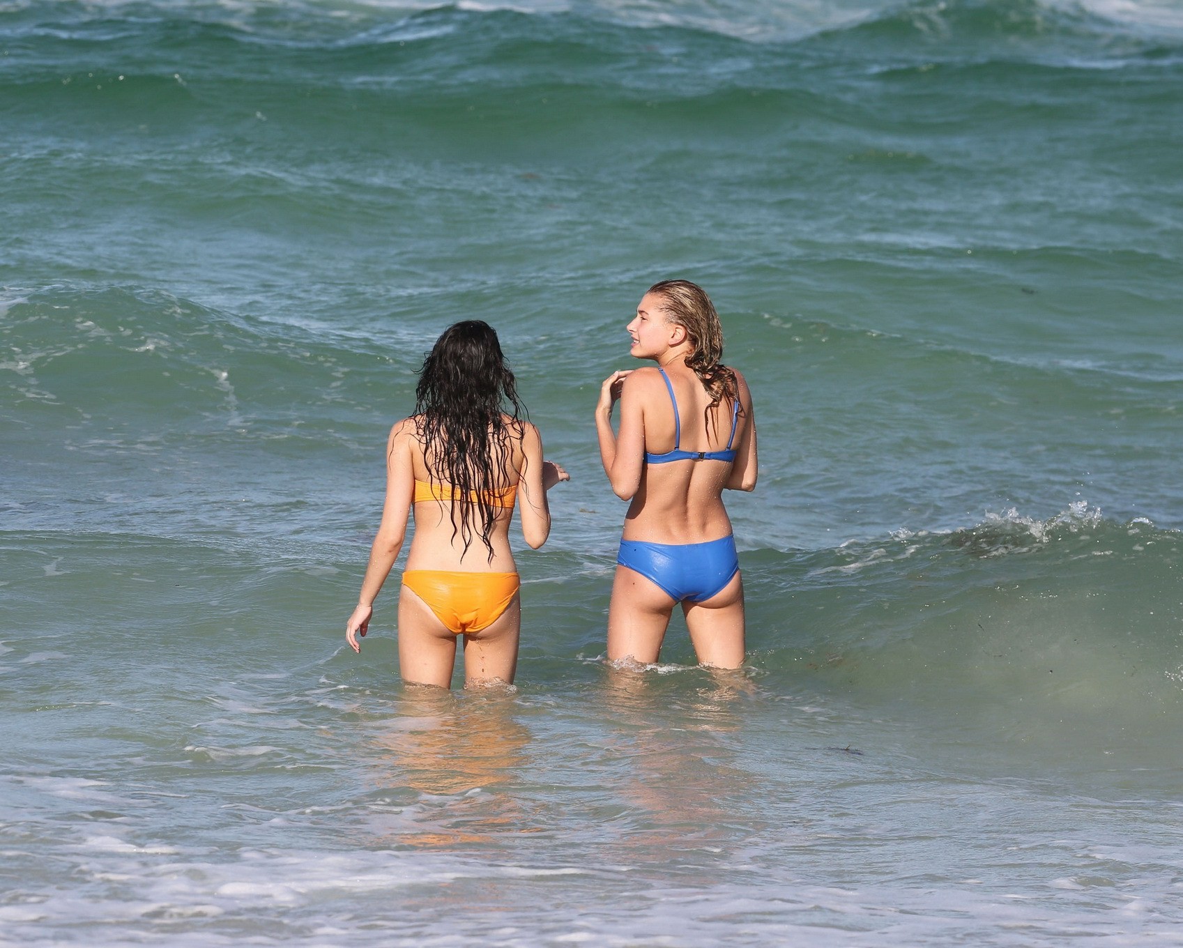 Hailey Baldwin friert in ihrem blauen Bikini am Strand in Miami
 #75227365