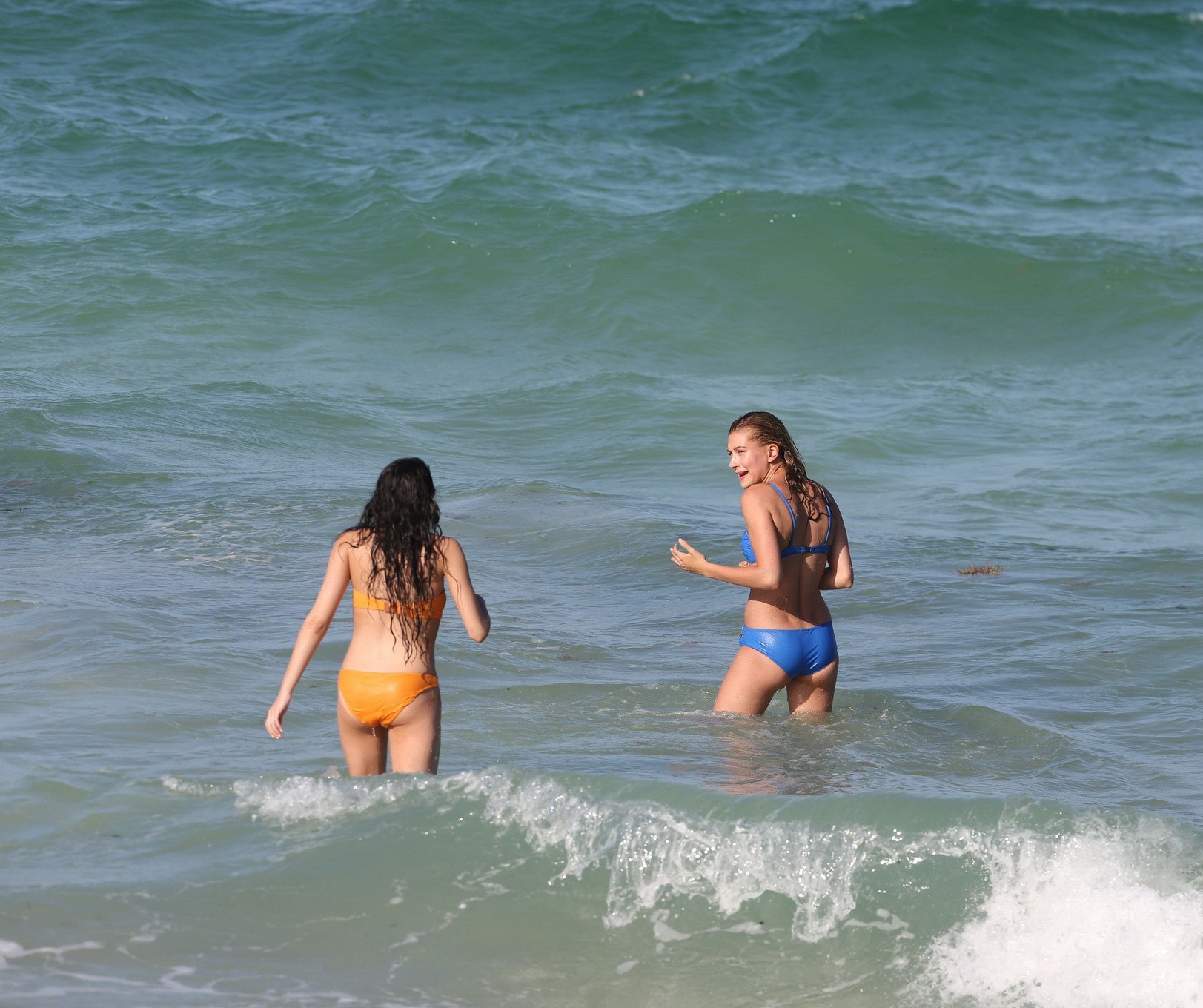 Hailey Baldwin friert in ihrem blauen Bikini am Strand in Miami
 #75227371