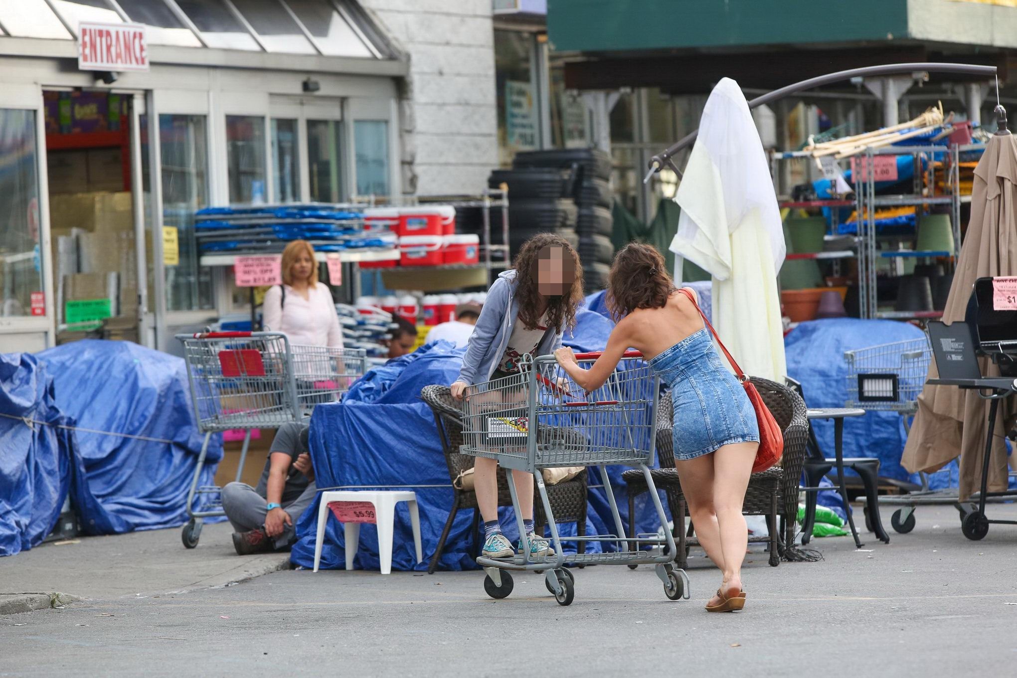 Katie holmes upskirt indossando un abito denim ultra breve
 #75155369