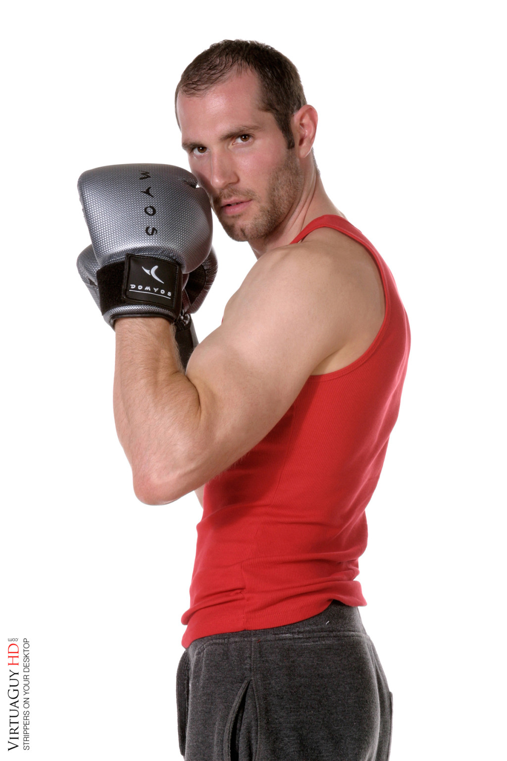 Un guapo boxeador muestra su cuerpo musculoso
 #76980531