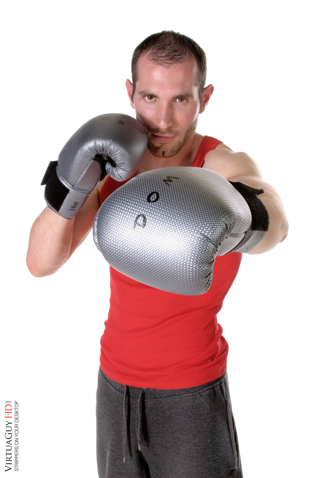 Un guapo boxeador muestra su cuerpo musculoso
 #76980537