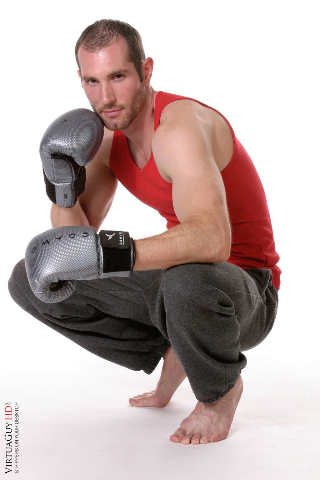 Un guapo boxeador muestra su cuerpo musculoso
 #76980553