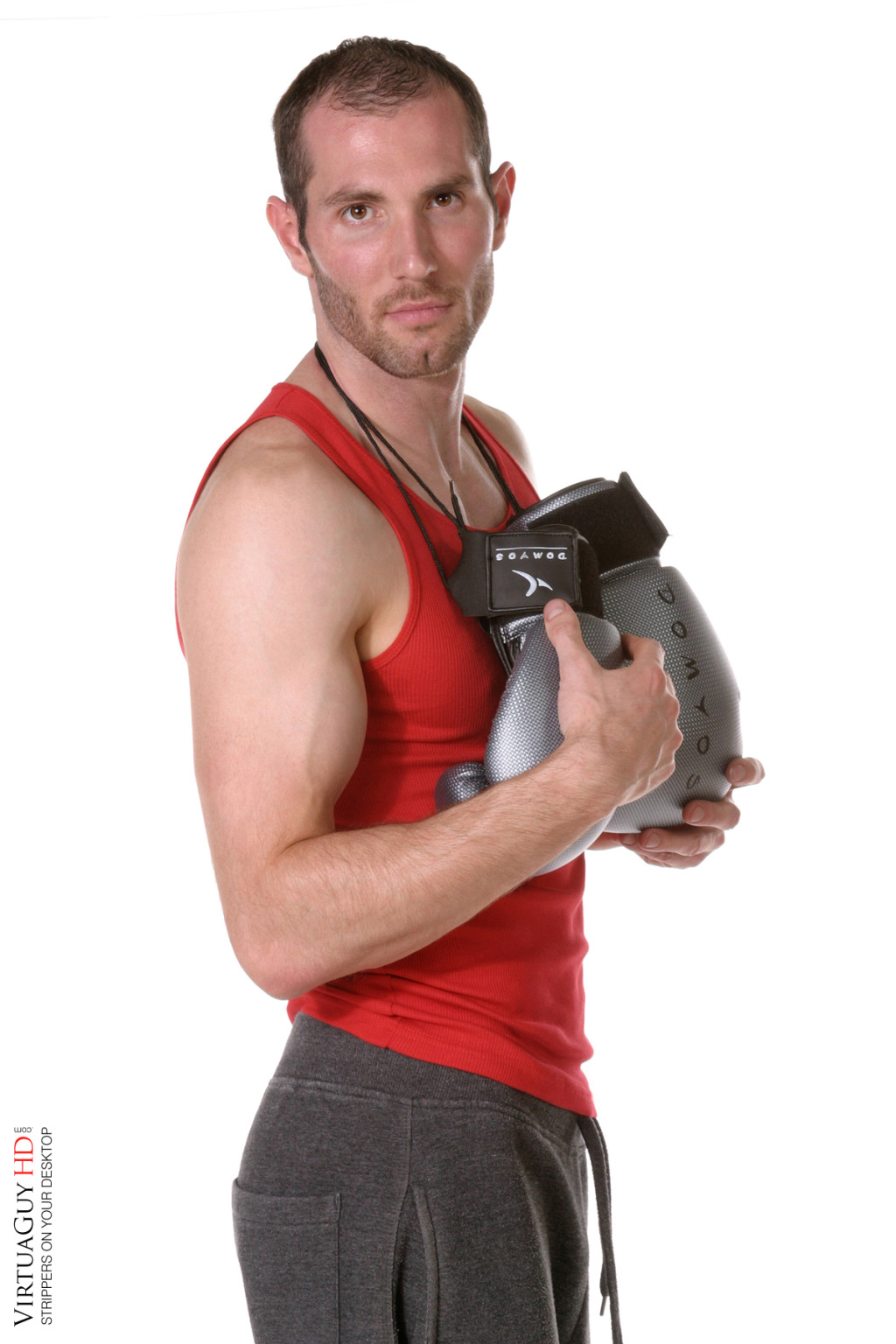 Un guapo boxeador muestra su cuerpo musculoso
 #76980562