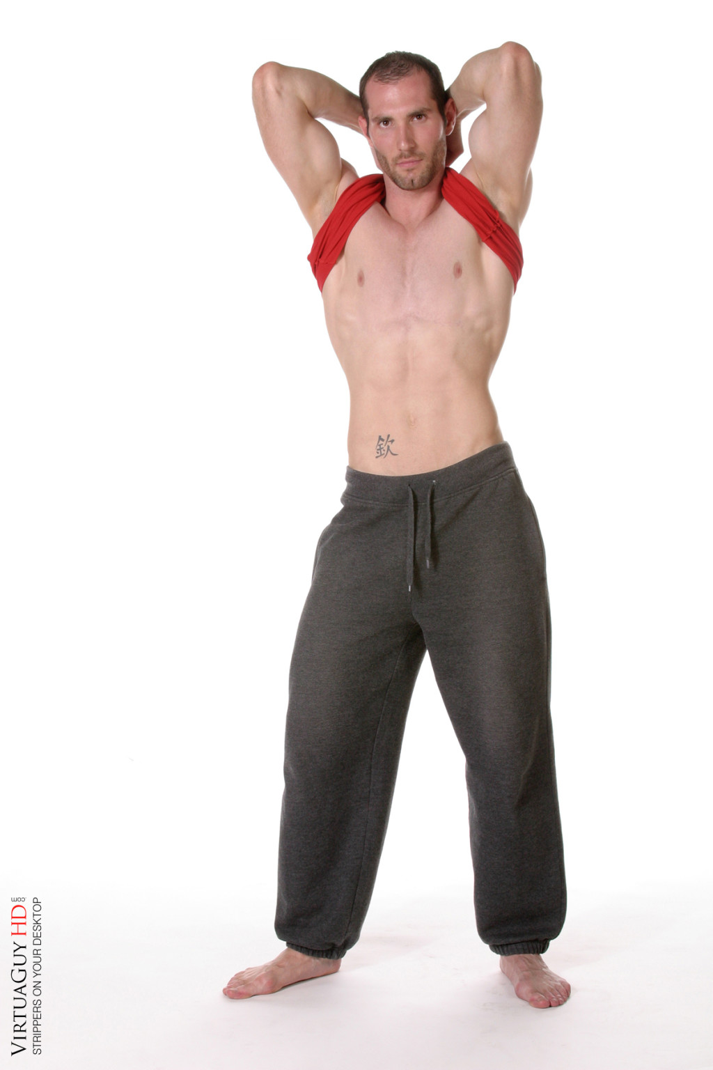 Un guapo boxeador muestra su cuerpo musculoso
 #76980573